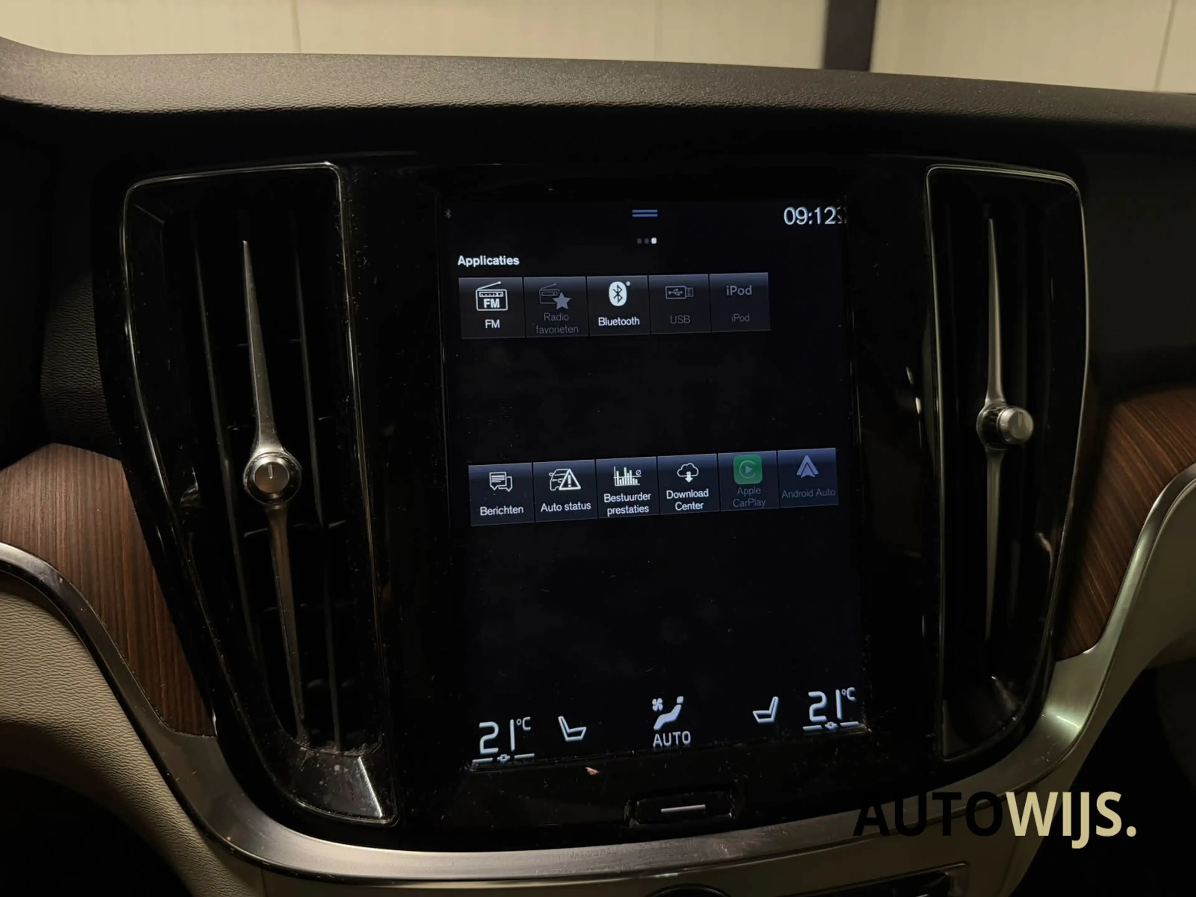 Volvo V60 2.0 T6 Twin Engine AWD Momentum Pro|PANO|CAMERA|ST — photo 25