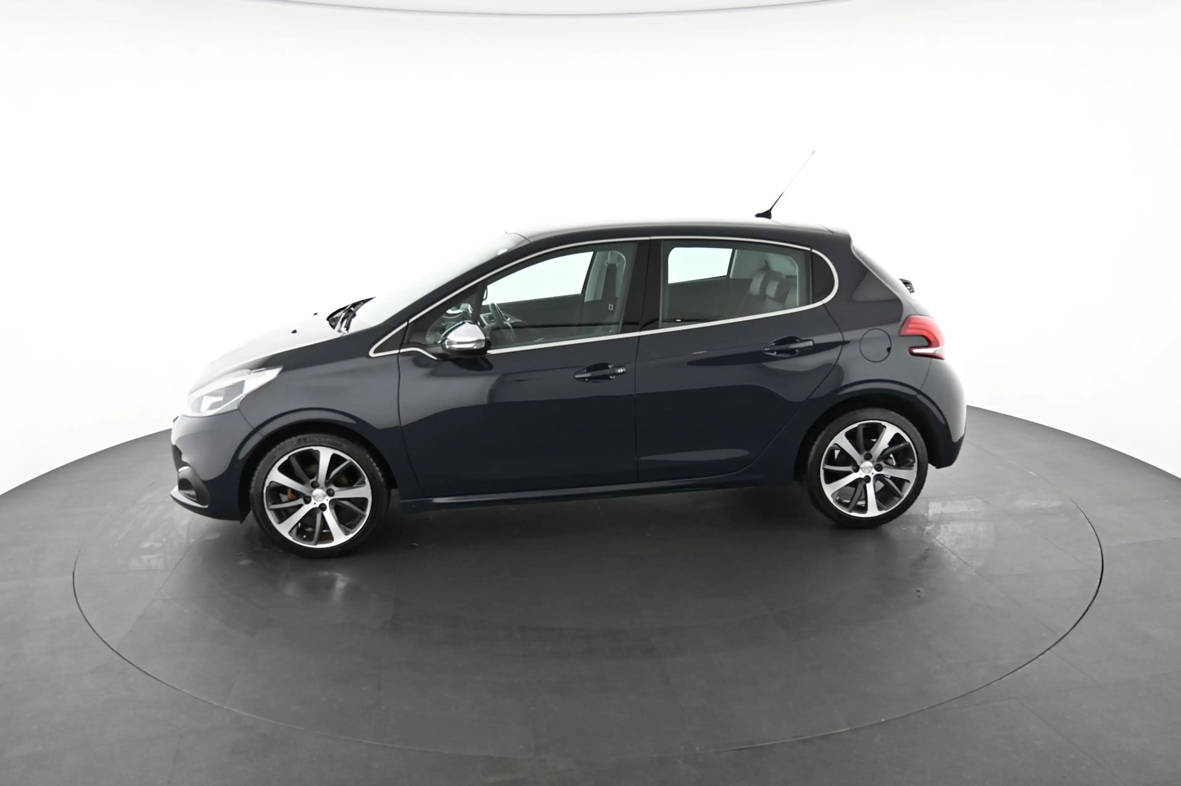 Peugeot 208 1.2 PureTech 110 Allure Pickerl NEU — photo 5