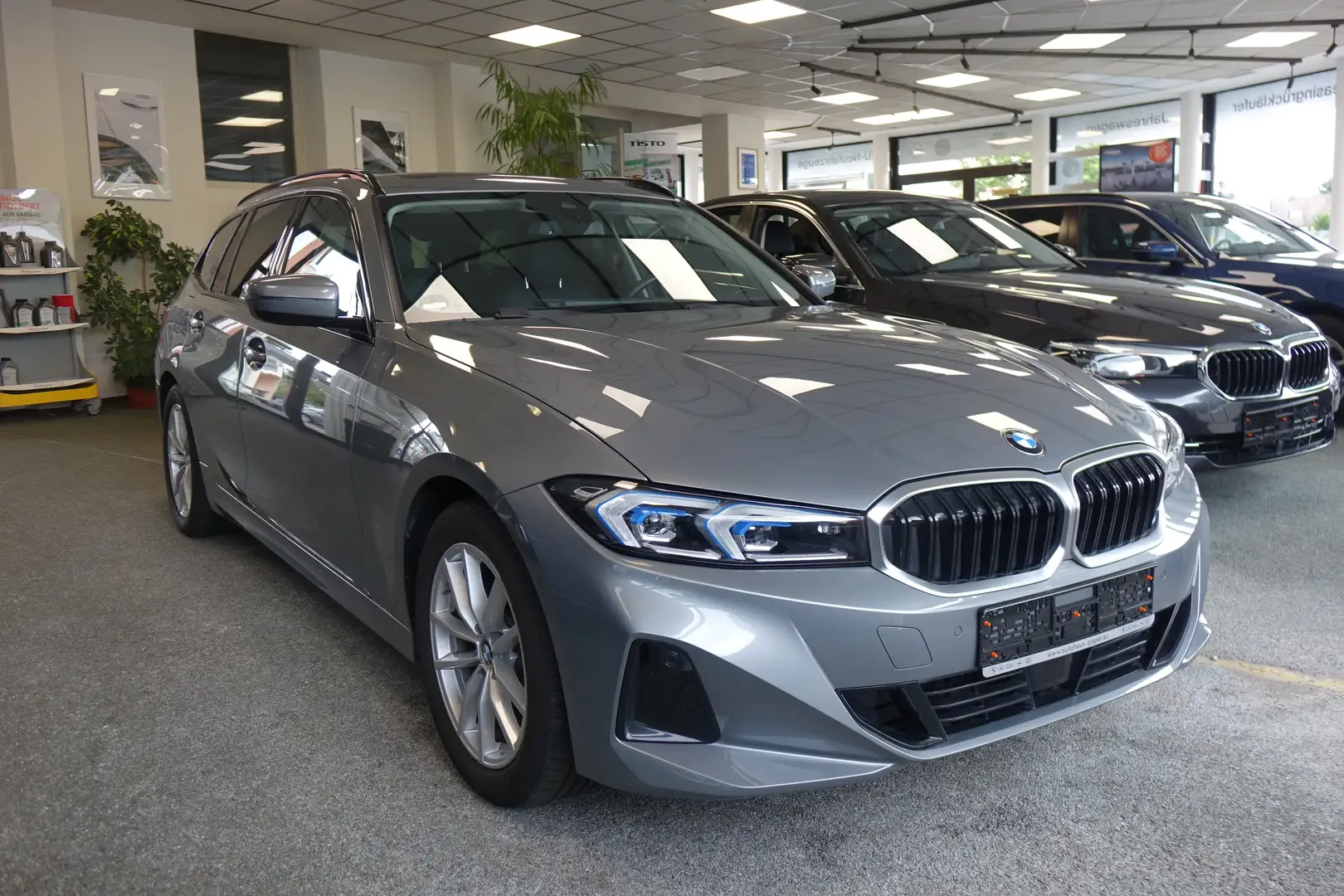 BMW 318 318 d Touring+AHK+Pano+Standheizung+H/K+HUD+RFK+ Grigio - 1