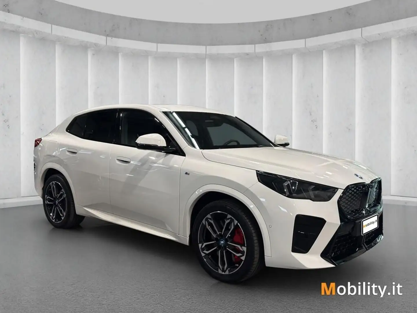 BMW iX2 edrive 20 MSport Pro Blanc - 2