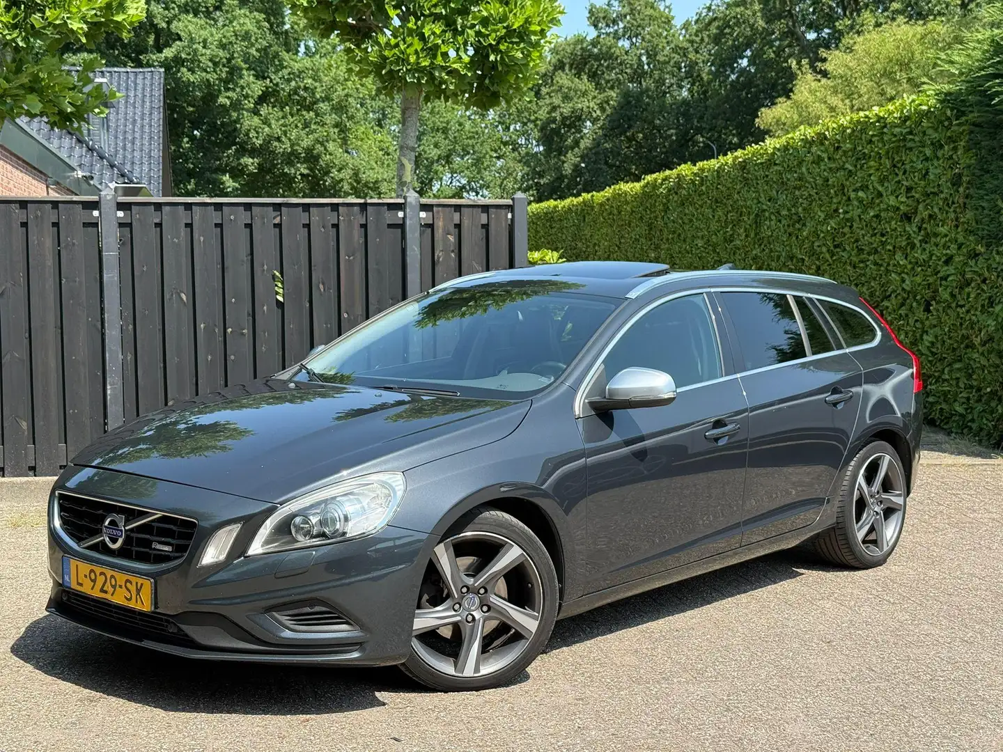 Volvo V60 1.6 T3 R-Design Šedá - 1