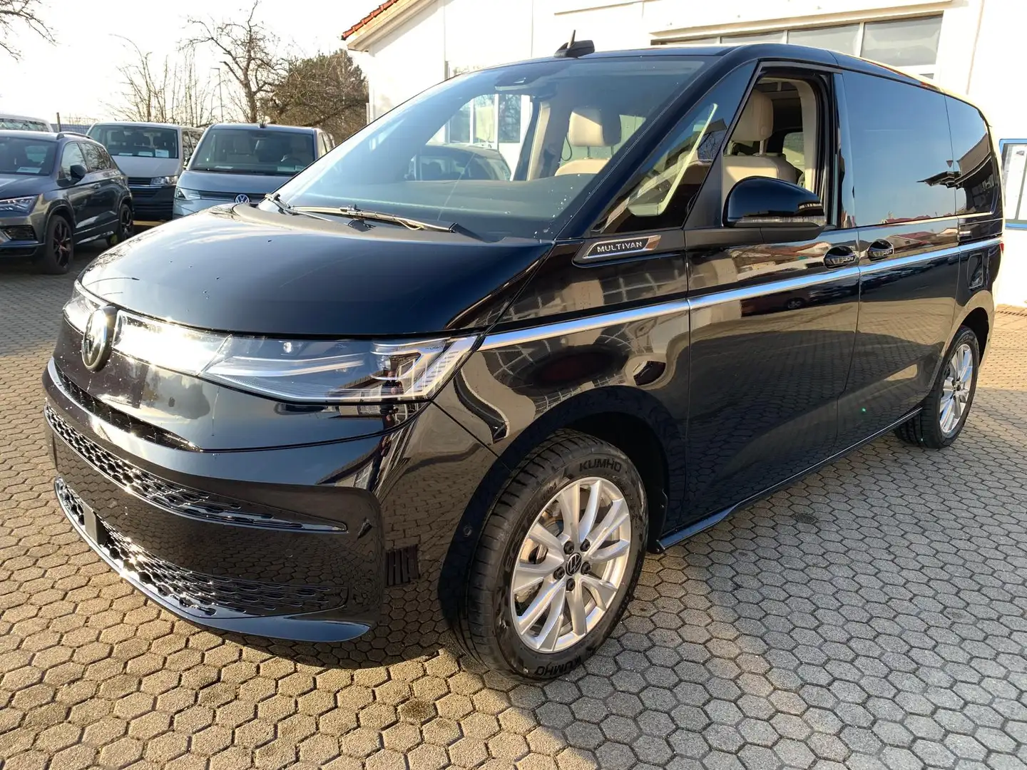 Volkswagen T7 Multivan Style kurz KÜ AHK IQ-Light Pano ArtVelour Schwarz - 1