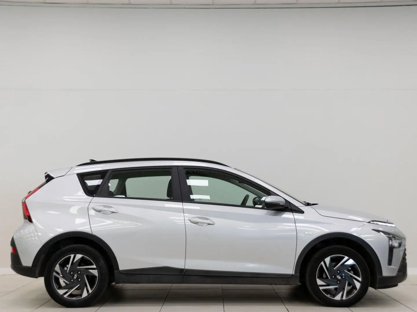 Hyundai BAYON 1.0 TGDI 48V Maxx DT Plateado - 2