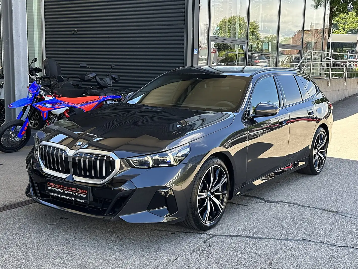 BMW 520 d Touring xDrive M-Paket Aut. Grau - 1