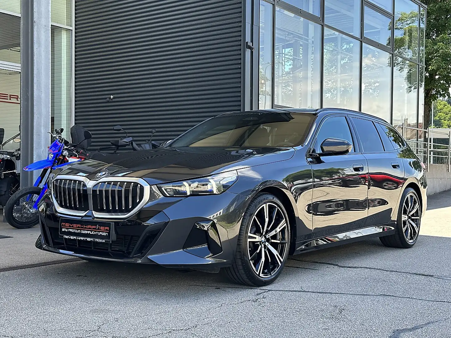 BMW 520 d Touring xDrive M-Paket Aut. Grau - 2
