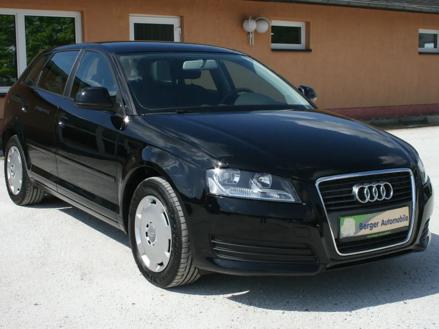 Audi A3 1.6 Sportback Attraction *Climatronic*PDC* Noir - 1