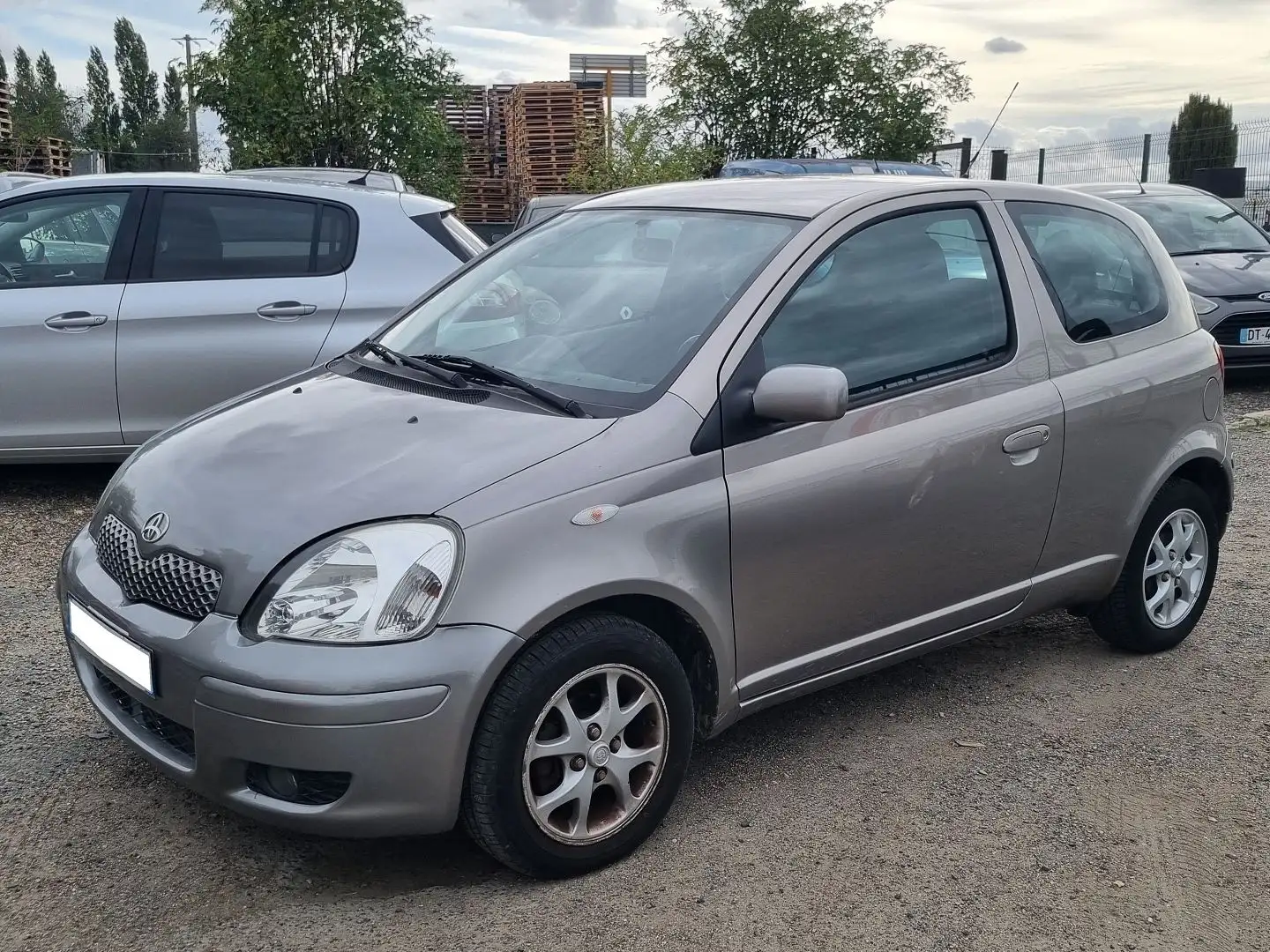 Toyota Yaris 1.3 VVT-I 87CH LUNA 3P Gris - 2