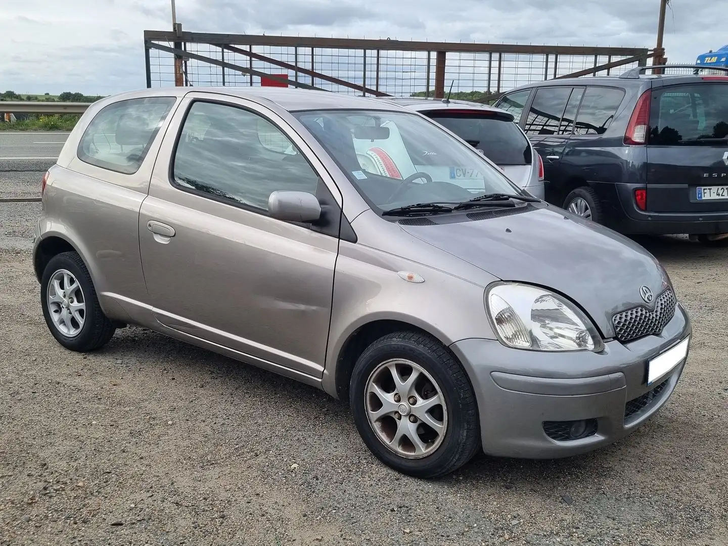 Toyota Yaris 1.3 VVT-I 87CH LUNA 3P Gris - 1