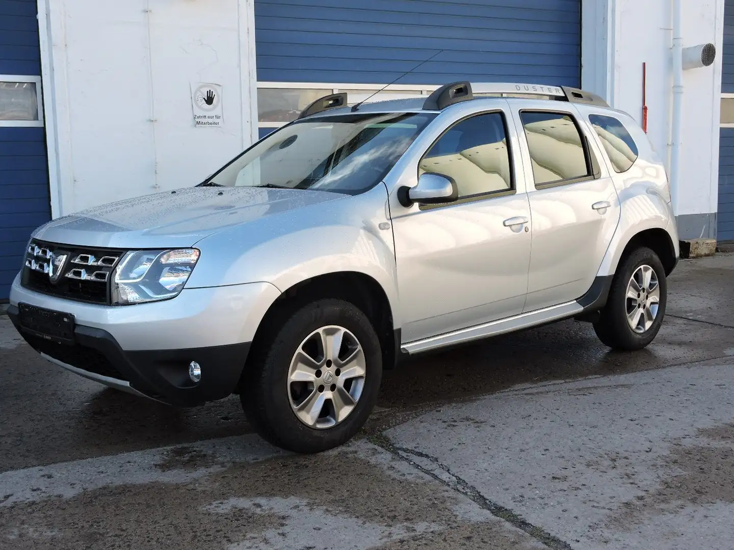 Dacia Duster Laureate 4x2 -Klima Navi PDC Sitzheizung AHK Silber - 1