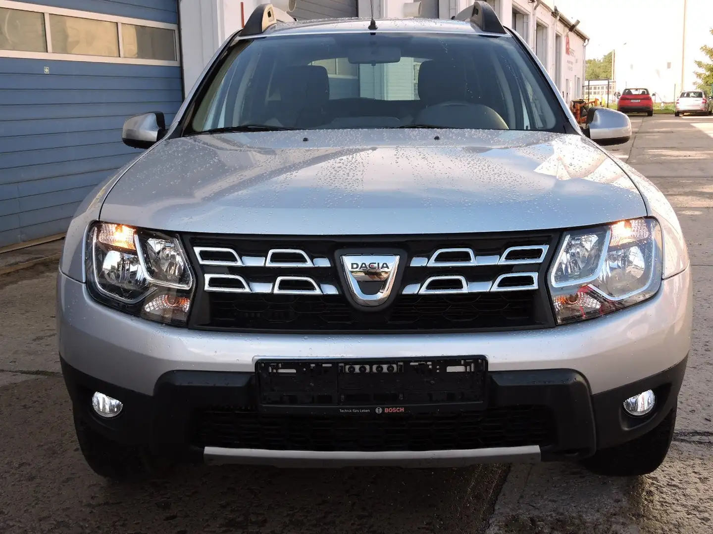 Dacia Duster Laureate 4x2 -Klima Navi PDC Sitzheizung AHK Silber - 2