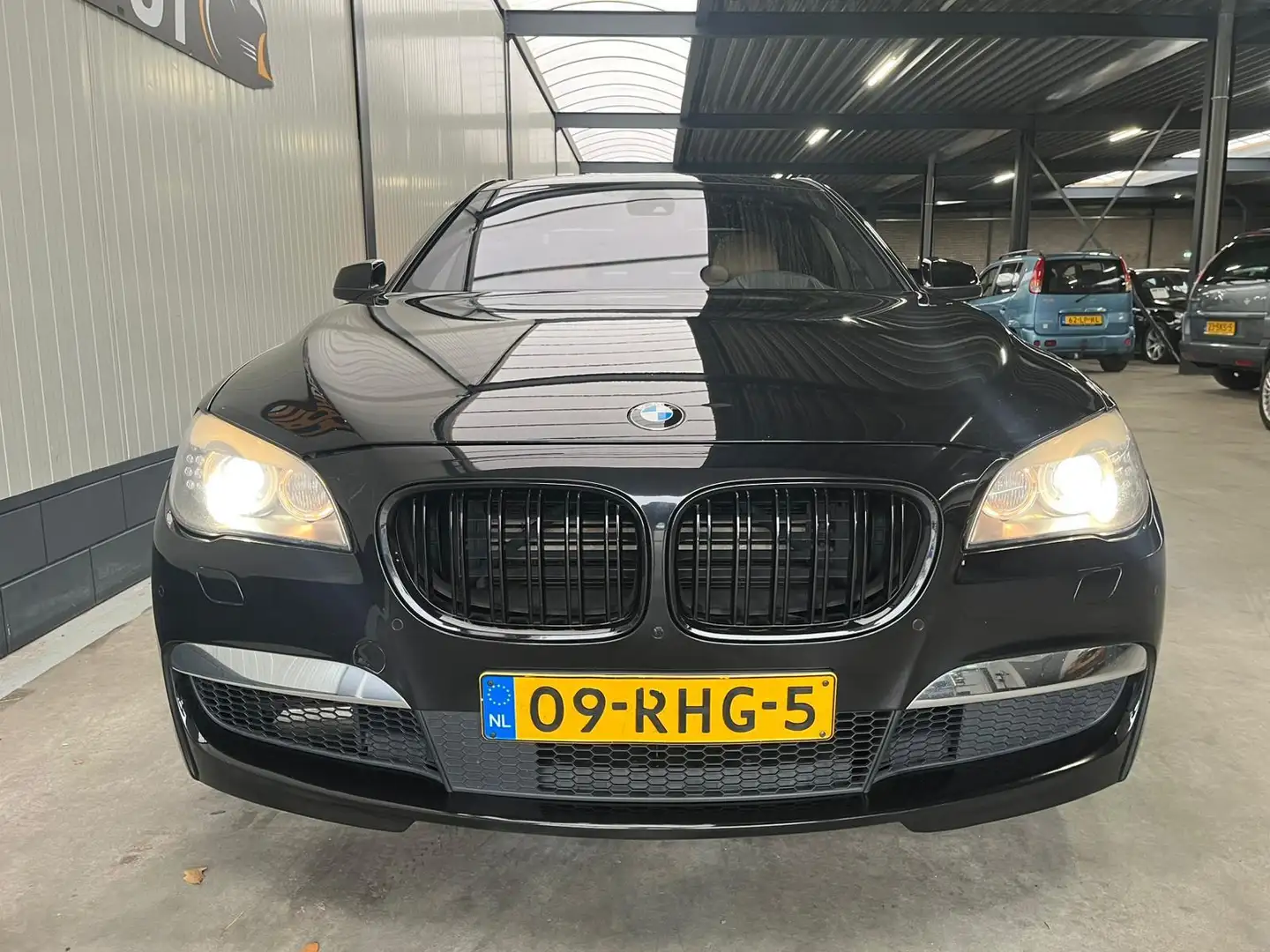 BMW 750 7-serie 750i High Executive Zwart - 2