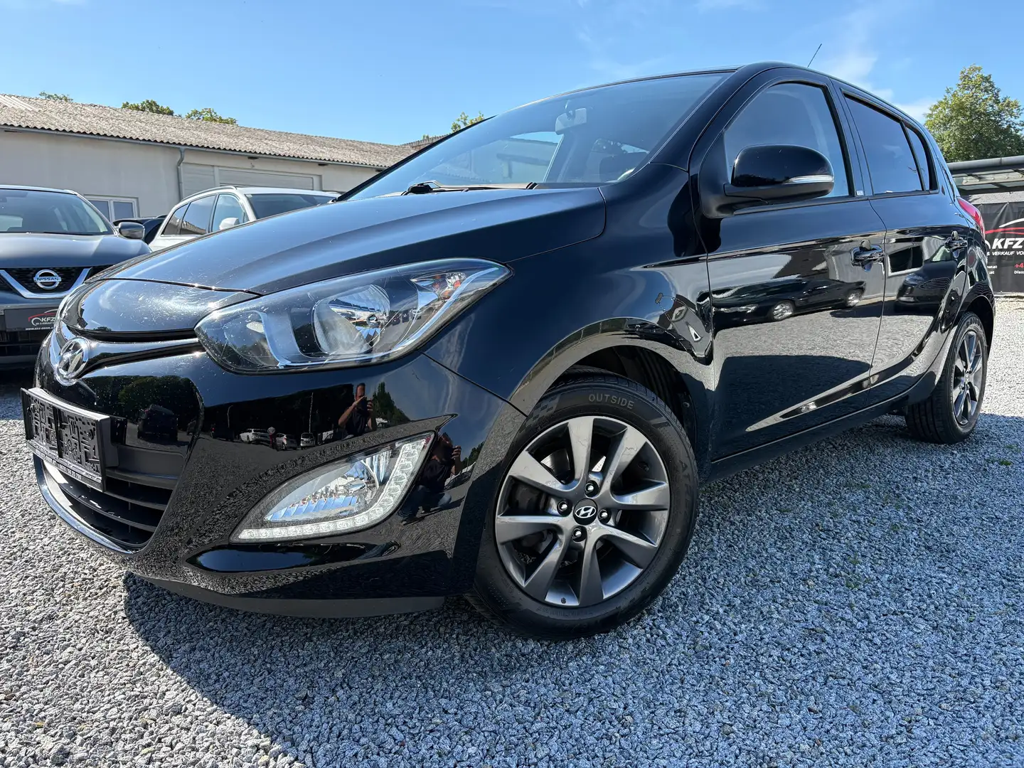 Hyundai i20 i20 1,25 GO *2.BESITZ*WENIG KM* Schwarz - 1