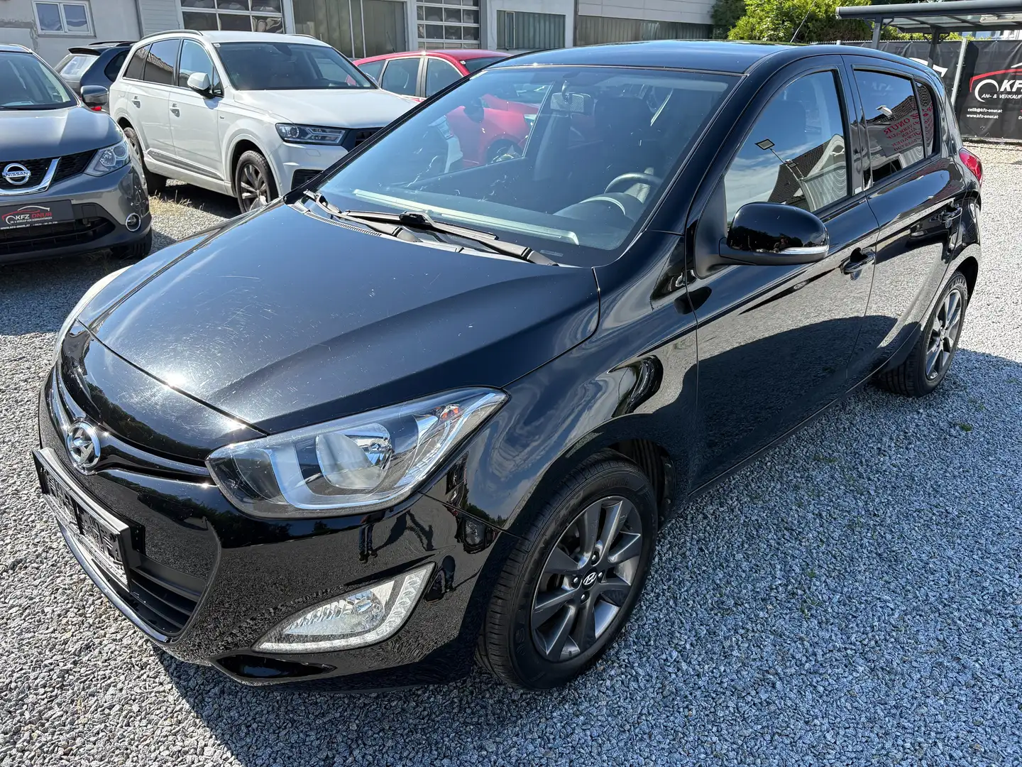 Hyundai i20 i20 1,25 GO *2.BESITZ*WENIG KM* Schwarz - 2