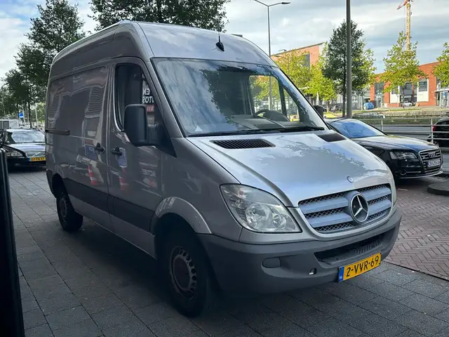 Mercedes-Benz Sprinter view 4
