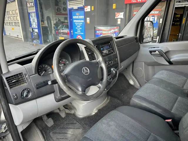 Mercedes-Benz Sprinter view 9