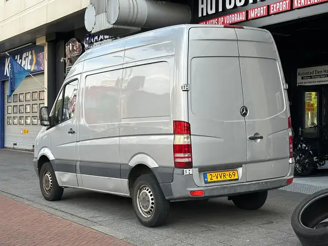 Mercedes-Benz Sprinter view 2