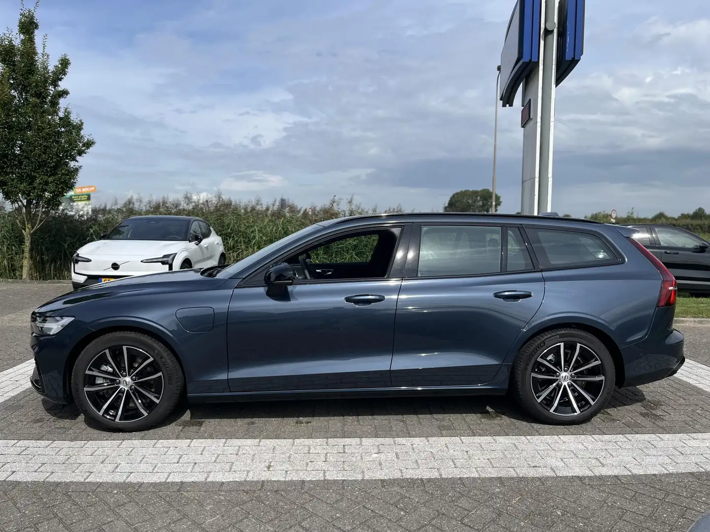 Volvo V60 T6 Plug-in hybrid AWD Plus Dark | Harman/Kardon | Blau - 2