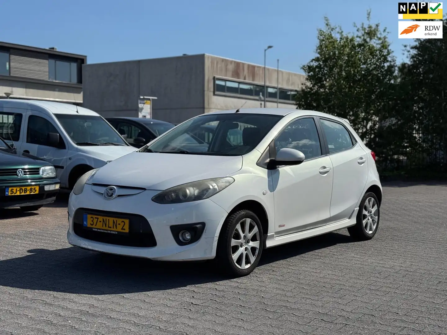 Mazda 2 1.3 GT-M Line | Airco | Parkeersensoren | Elektris Wit - 1