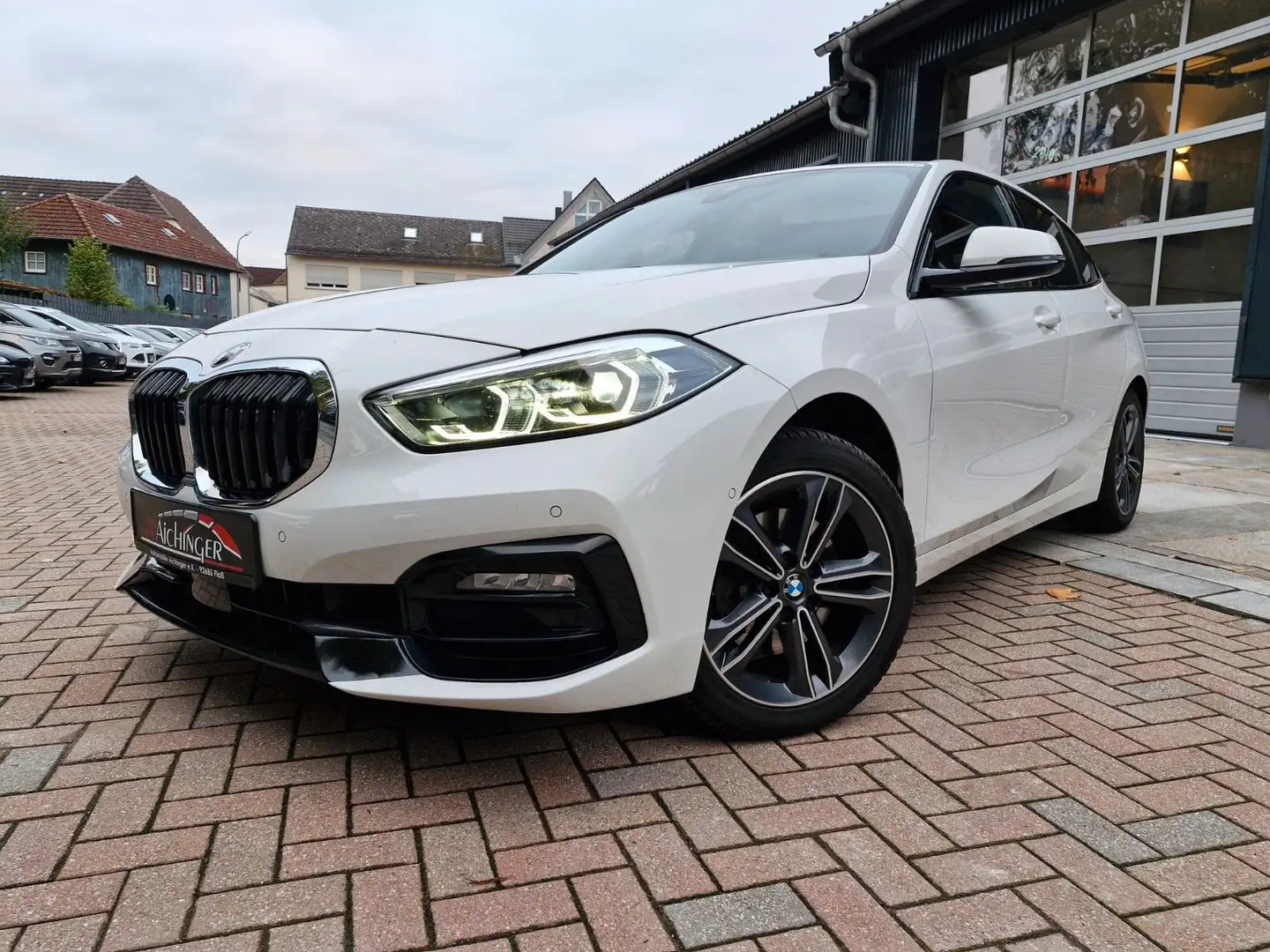 BMW 118 d Limousine Sport Line LED Sitzheizung Weiß - 1