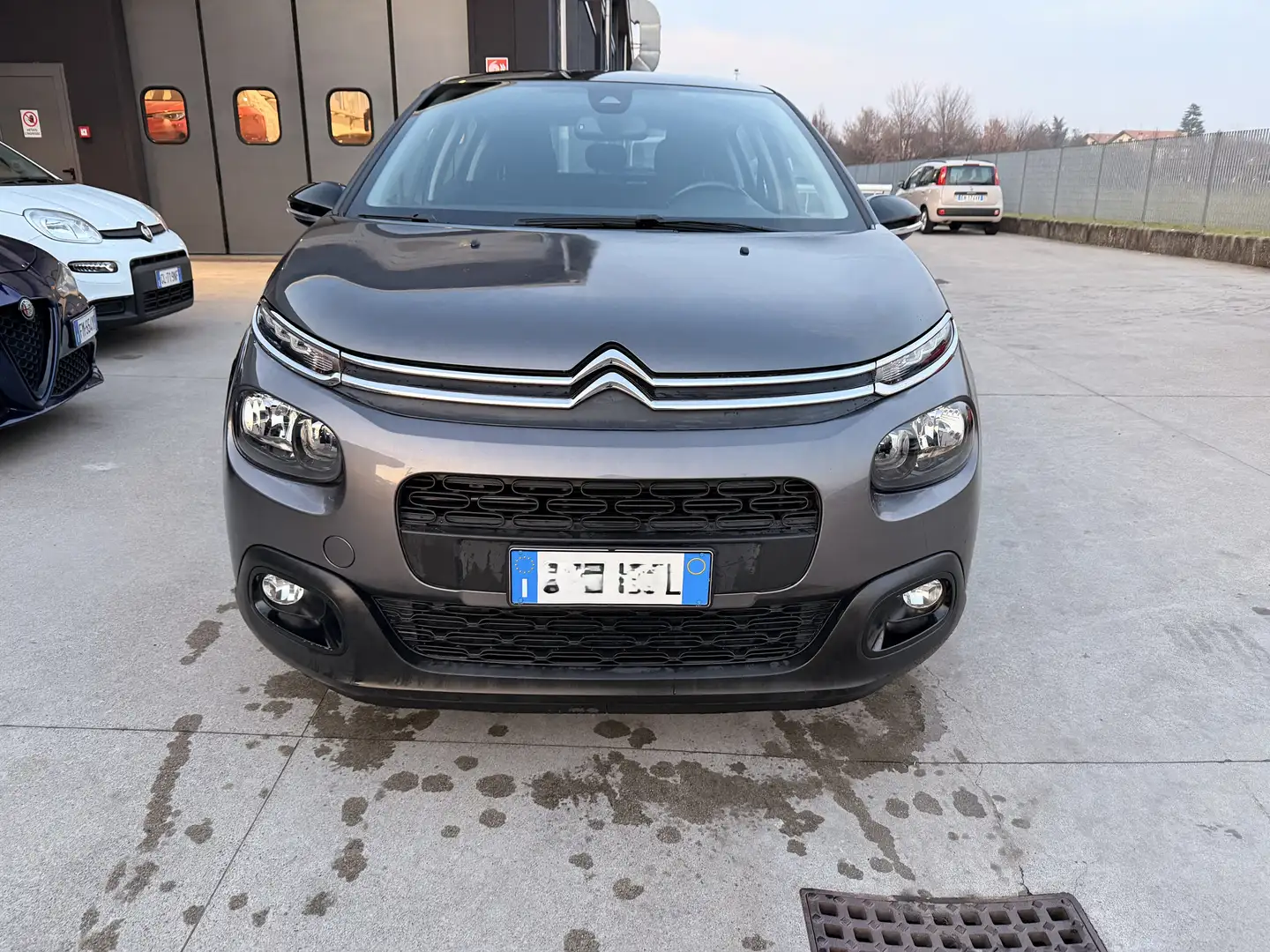 Citroen C3 III 2017 1.2 SHINE 83CV neopatentati Grau - 2