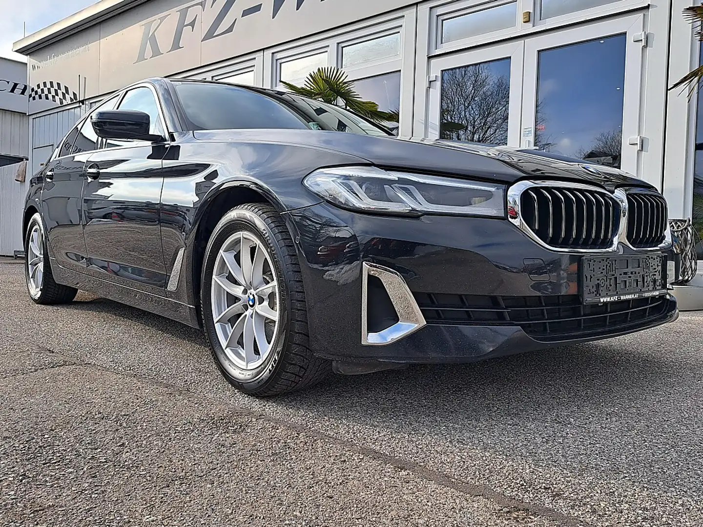 BMW 520 d xDrive 48 V Aut. Schwarz - 2