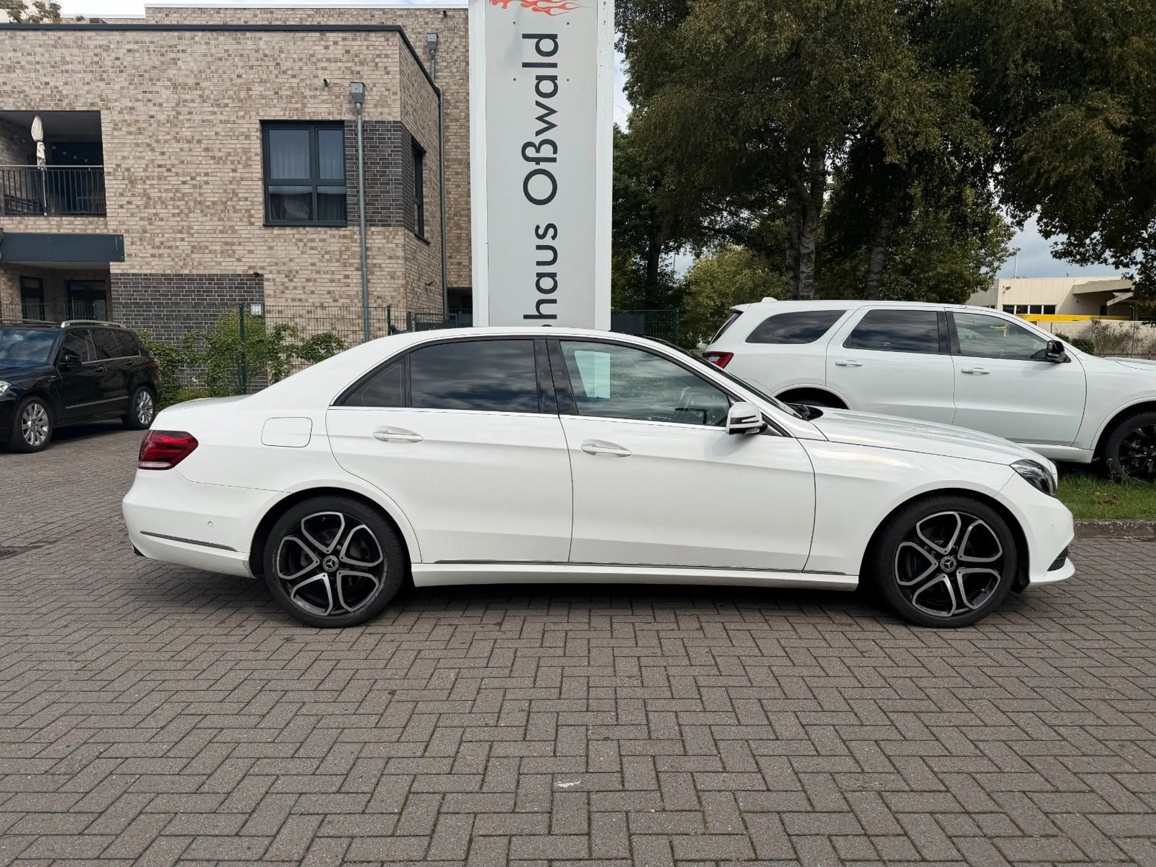 Mercedes-Benz E 250 Limousine BlueTec 4Matic LH — photo 2