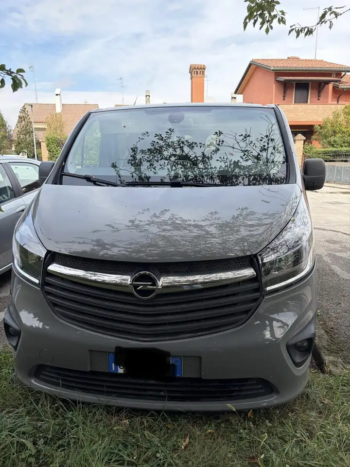 Opel Vivaro — photo 1 of 7