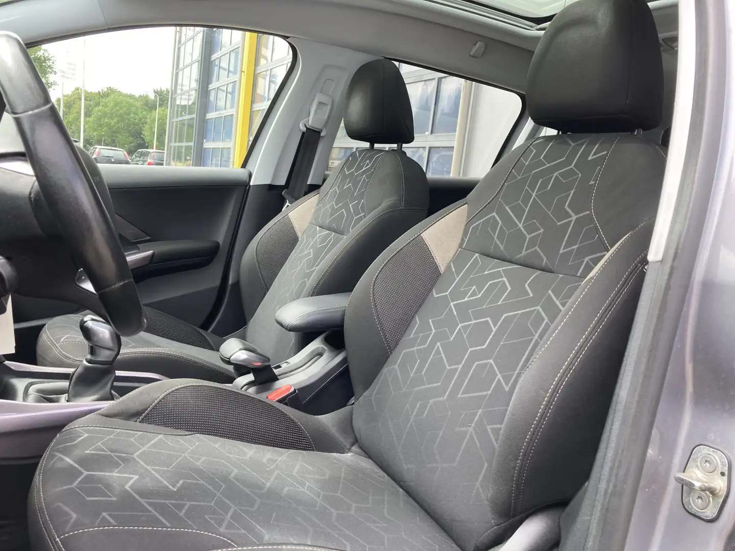 Peugeot 2008 1.2 Style Panoramadak | Peugeot connect | Trekhaak Grijs - 2
