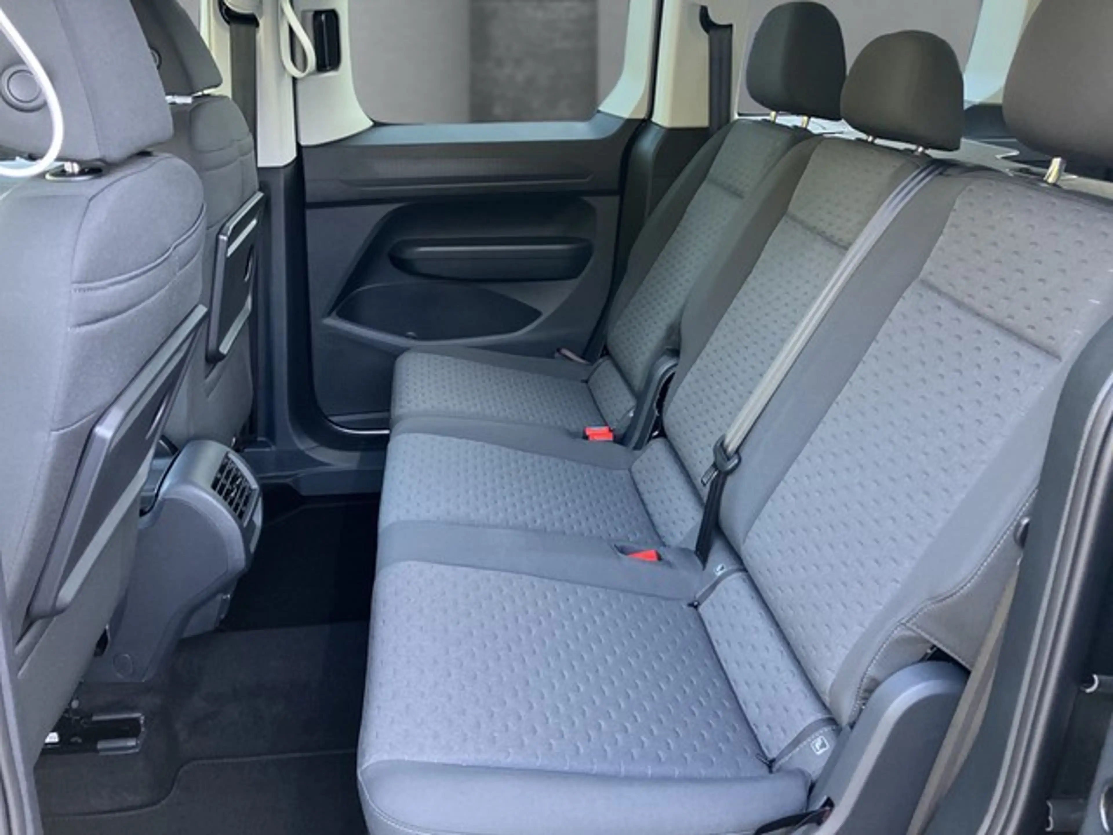 Volkswagen Caddy Generation 1.5 TSI DSG*LED*SHZ*5J Gar. — photo 11
