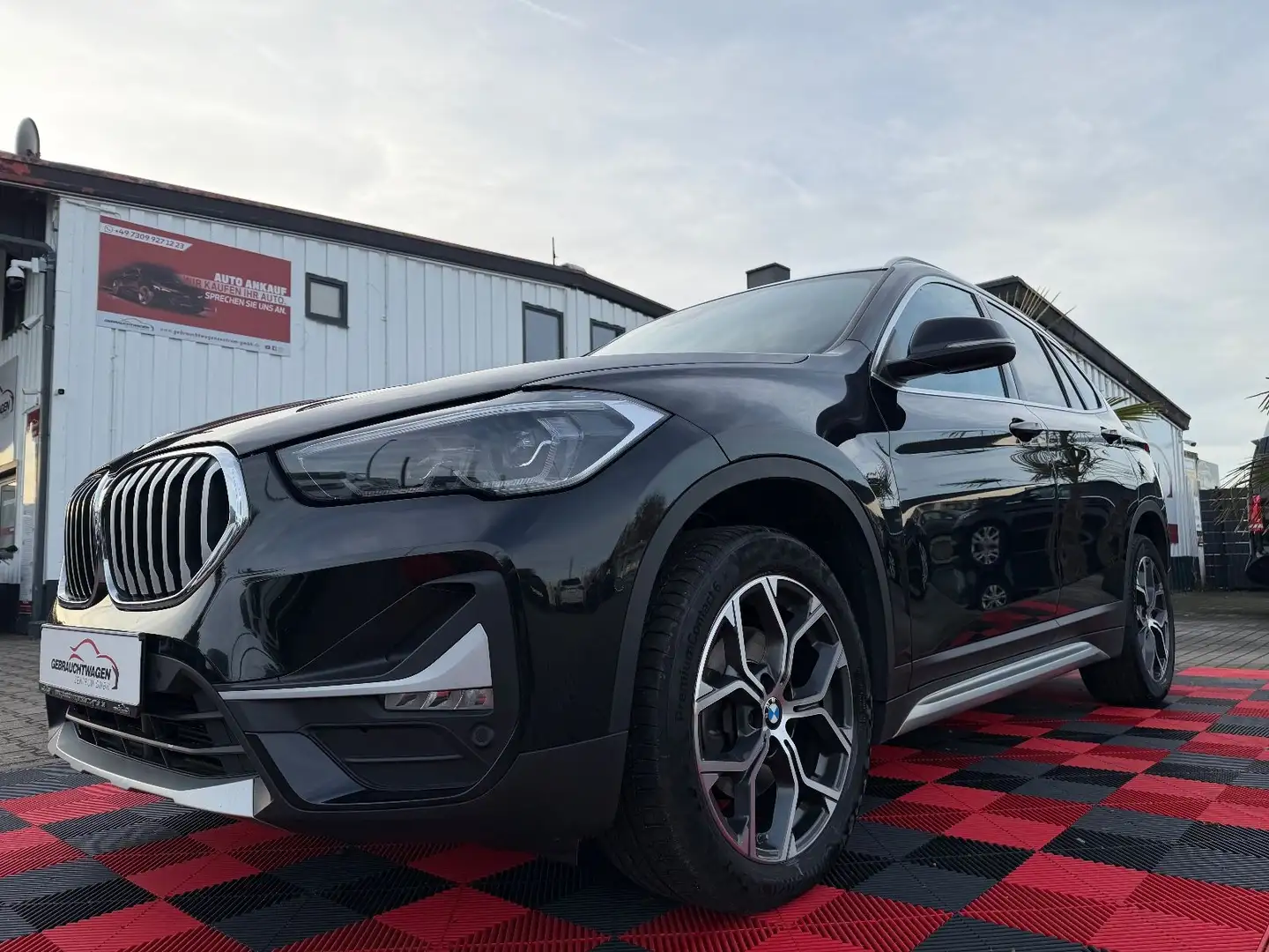BMW X1 xDrive 18 d xLine*LED*Leder*Kamera*AHK* Schwarz - 1