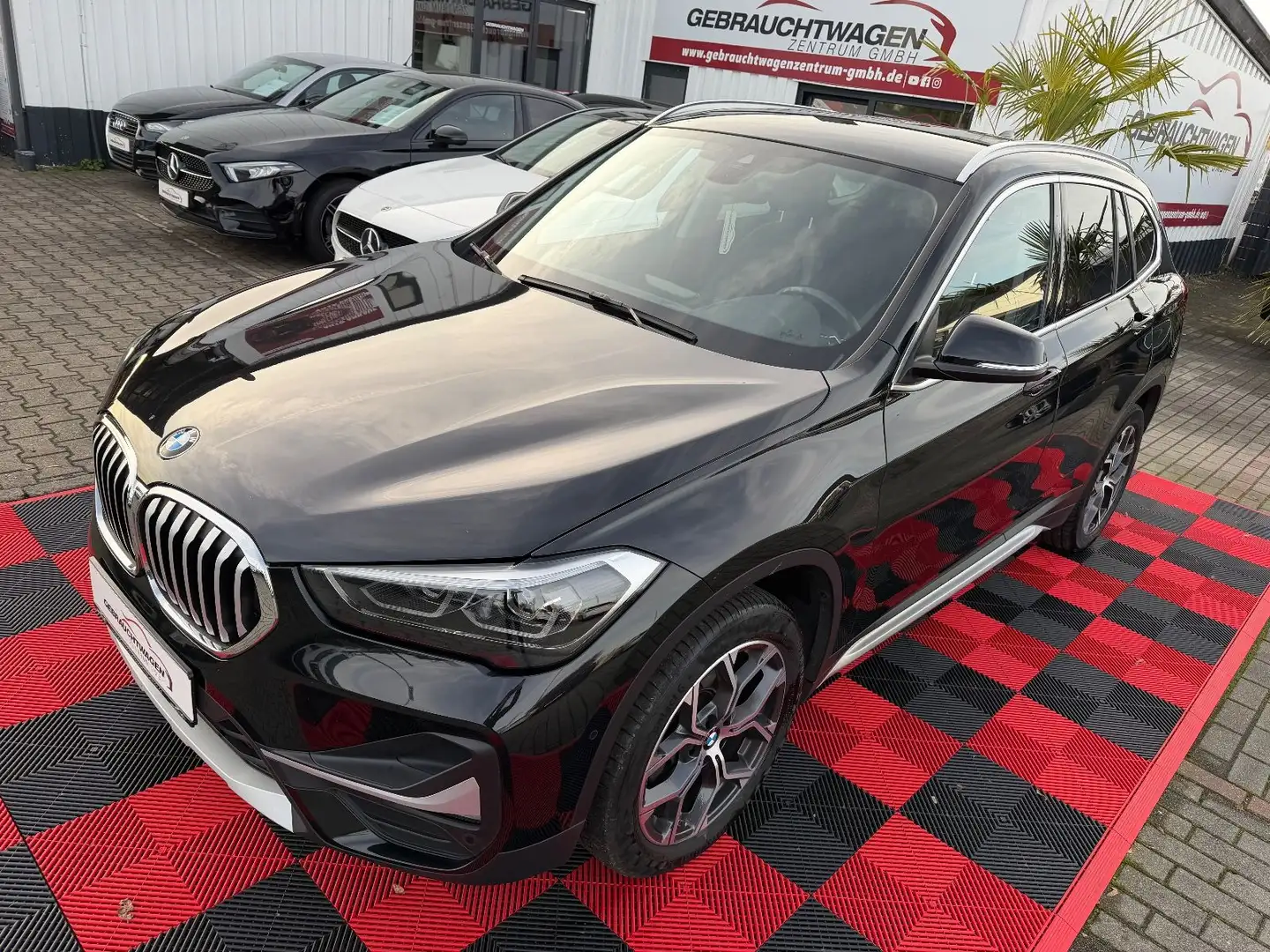 BMW X1 xDrive 18 d xLine*LED*Leder*Kamera*AHK* Schwarz - 2