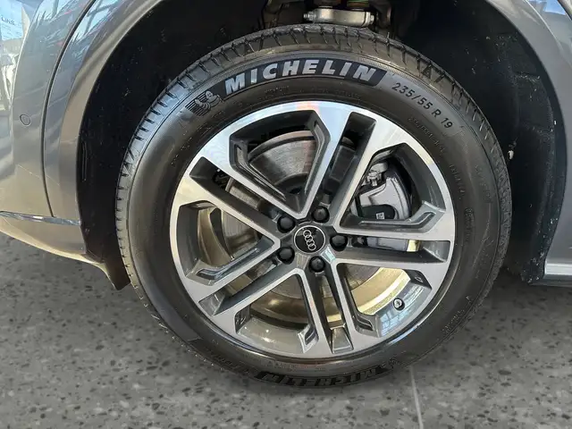 Audi Q5 view 10