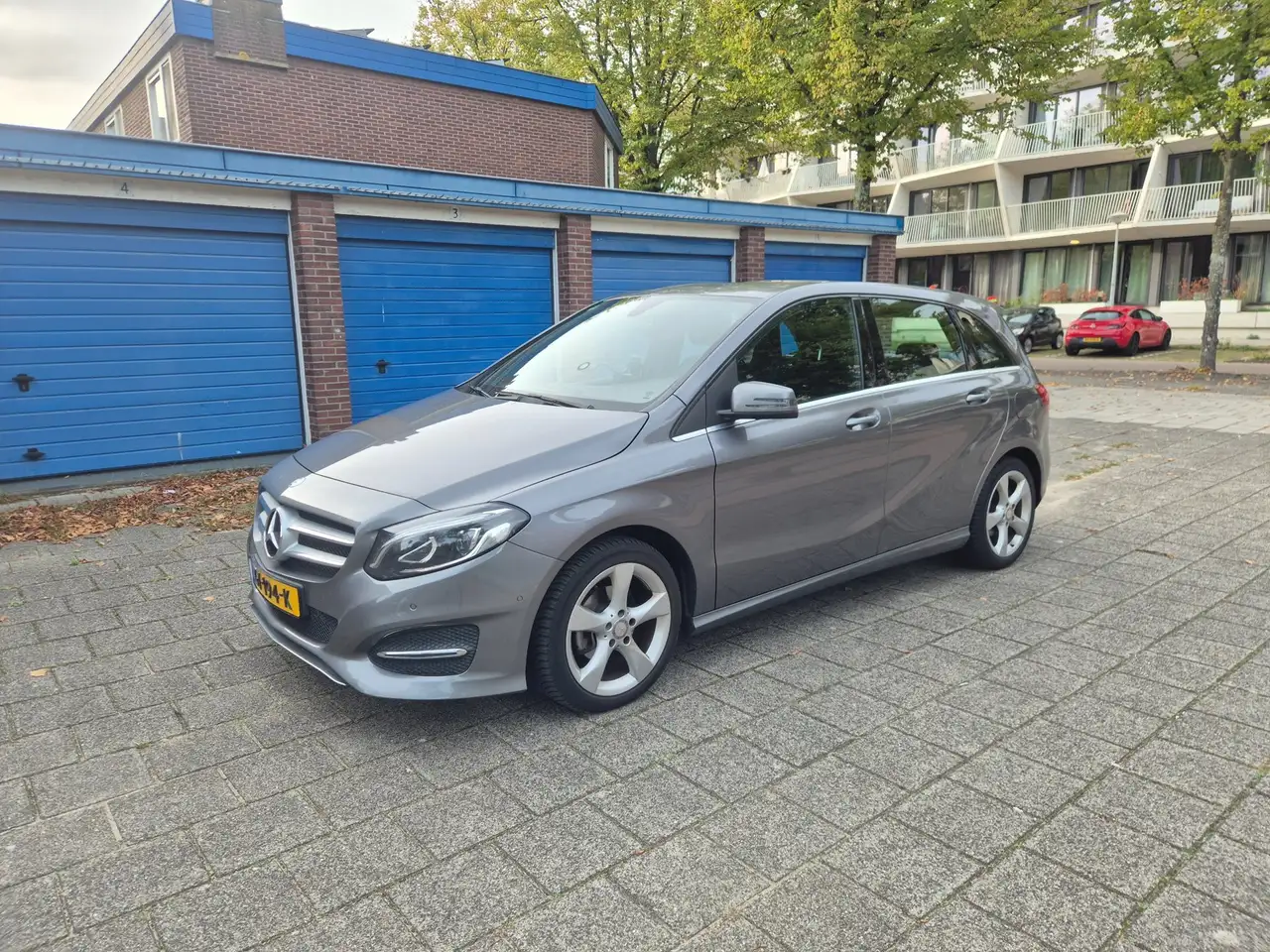 Mercedes-Benz B 180