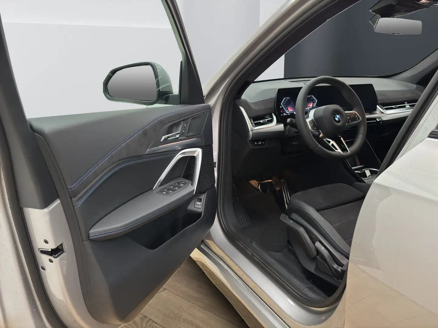 BMW X1 sDrive20i [M Sport, ACC, RFK, AHK, 18" LMR] Argent - 2