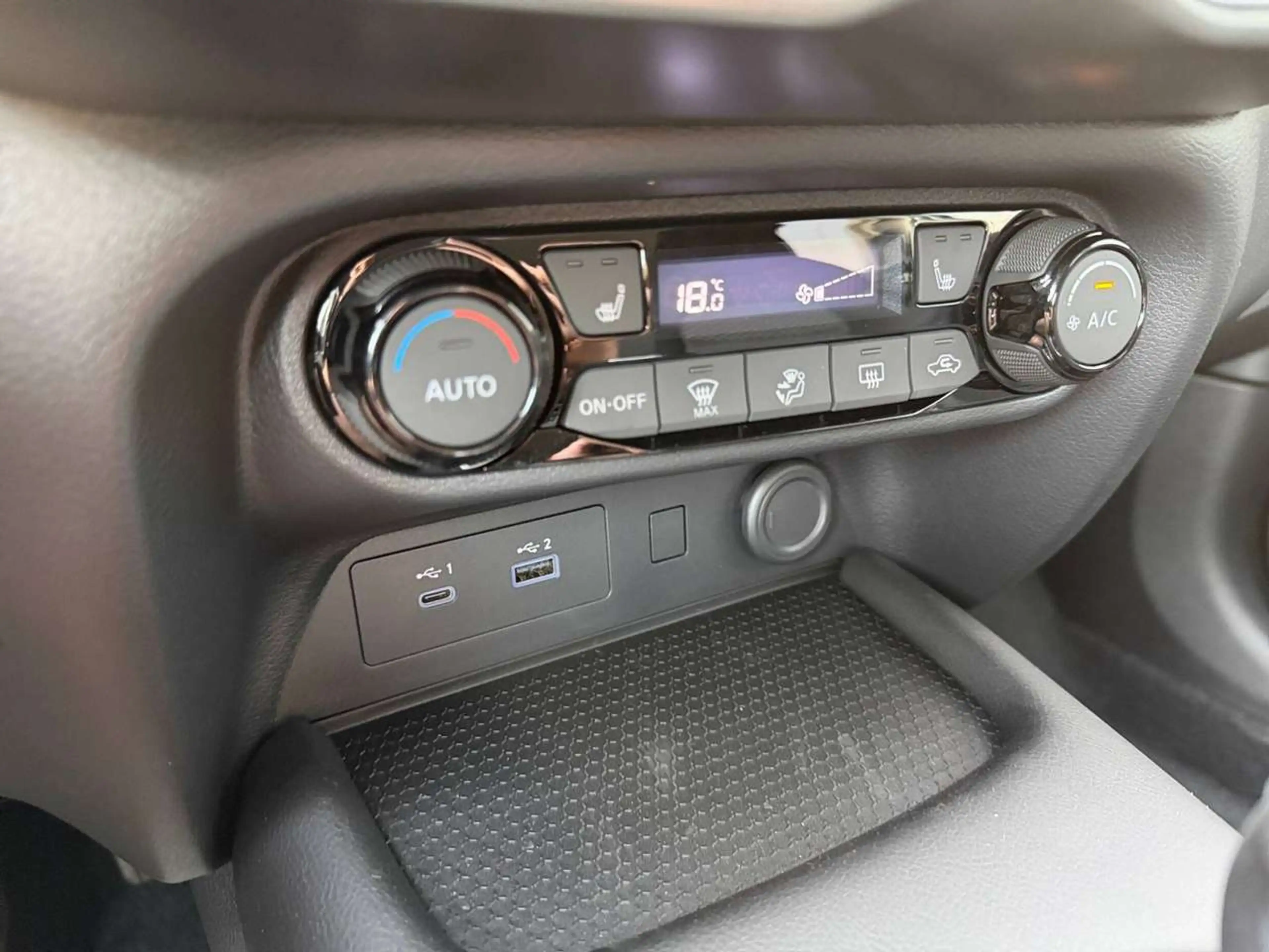 Nissan Juke 1.0 DIG-T Acenta 5d 84kW 6MT — photo 20