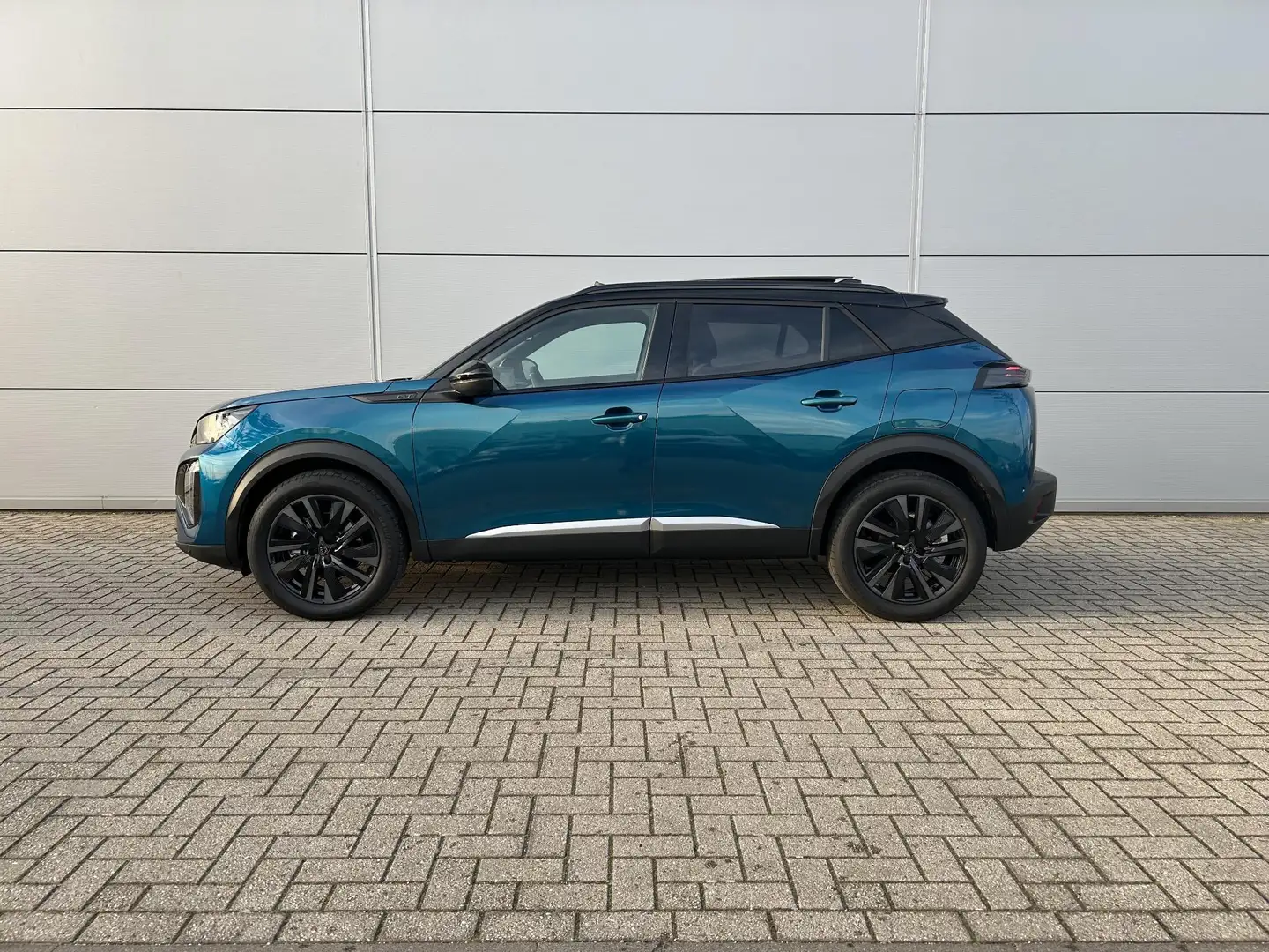 Peugeot 2008 1.2 Hybrid 136 GT | Panoramadak | Adaptieve cruise Blauw - 2