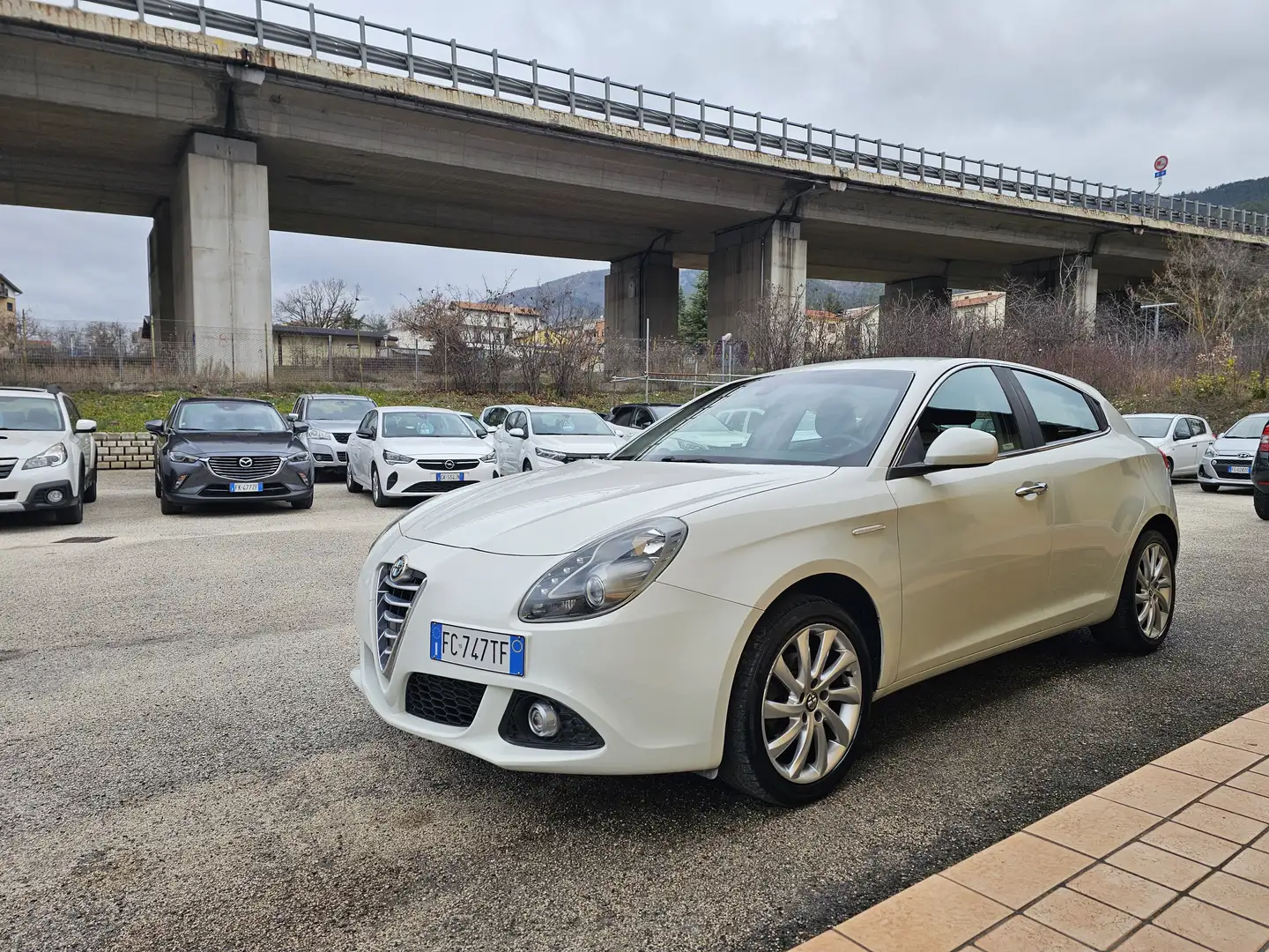 Alfa Romeo Giulietta Giulietta III 2010 1.4 t. Distinctive Gpl 120cv E6 Weiß - 1