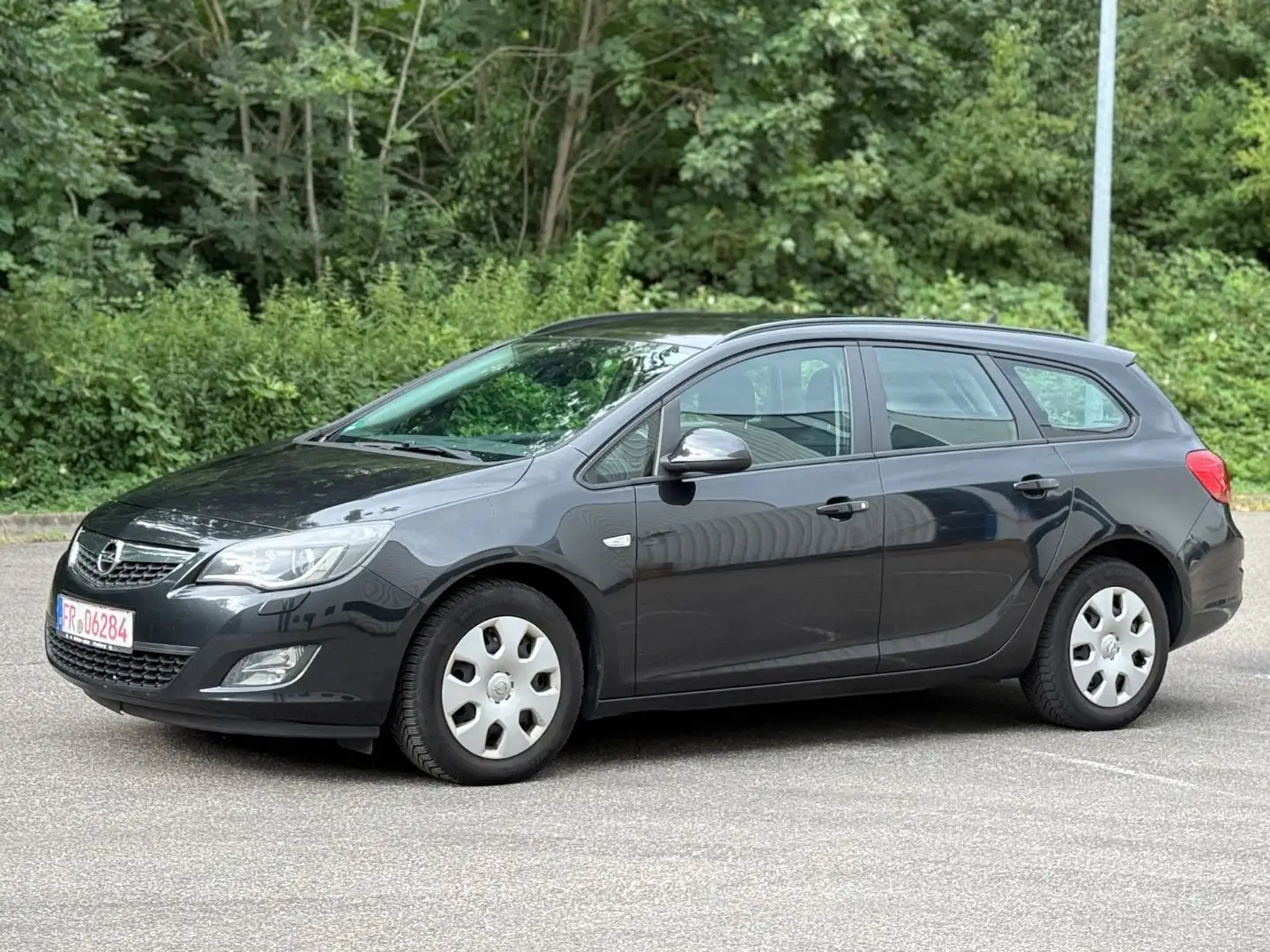 Opel Astra J Sports Tourer Edition 1,7 + Navi+Xenon . Negro - 2