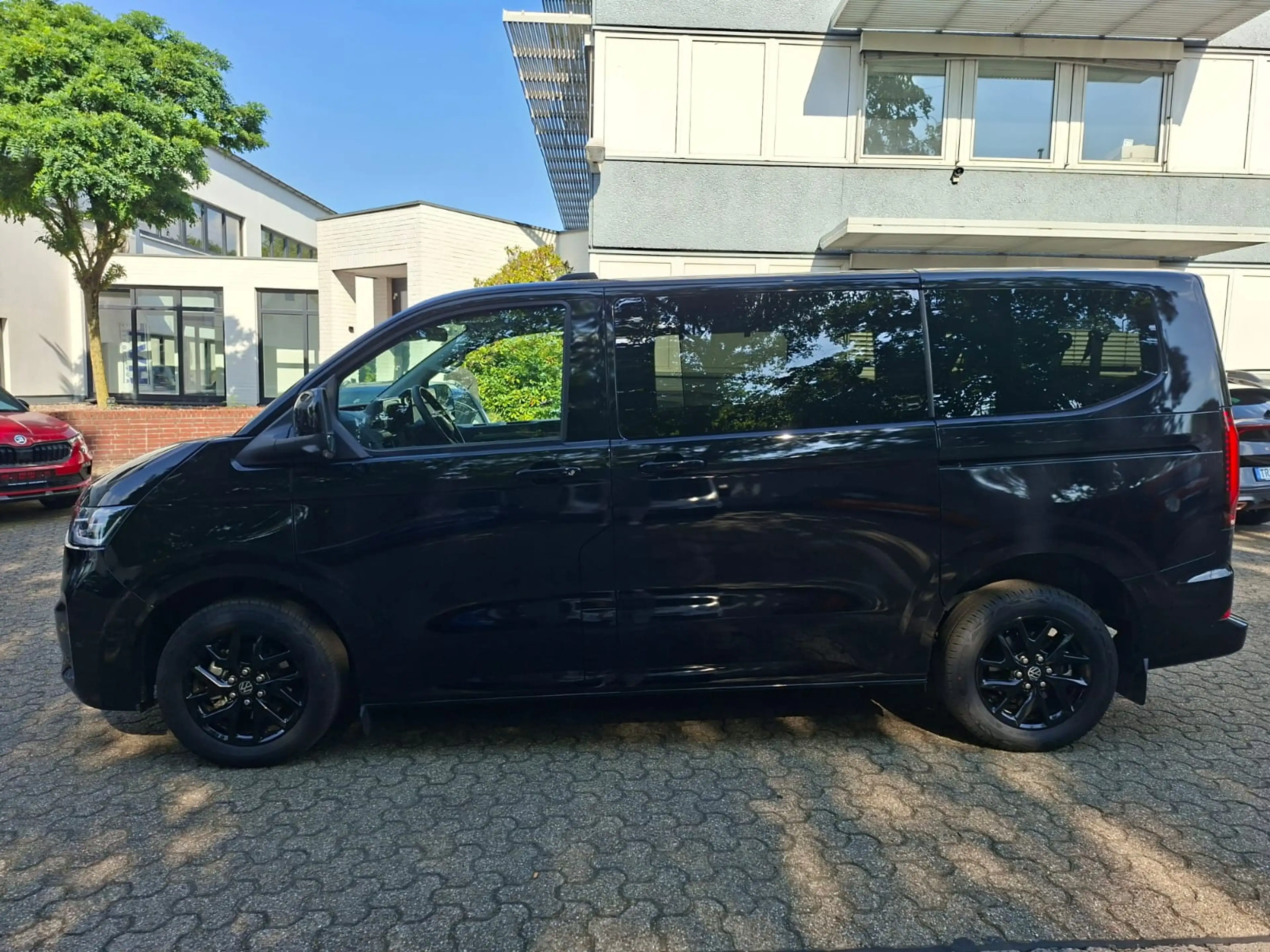 Volkswagen T7 Caravelle 2.0 TDI DSG 125KW 4MOTION Style|ACC|NAVI|IQ|AHK — photo 3