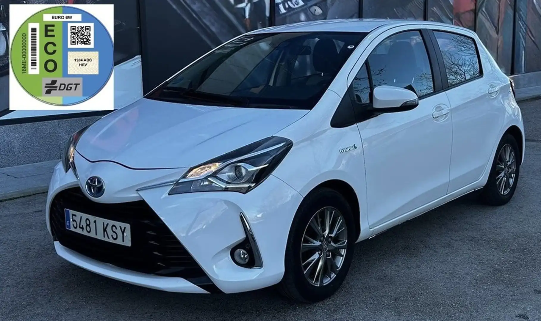 Toyota Yaris 100H 1.5 Active Weiß - 1