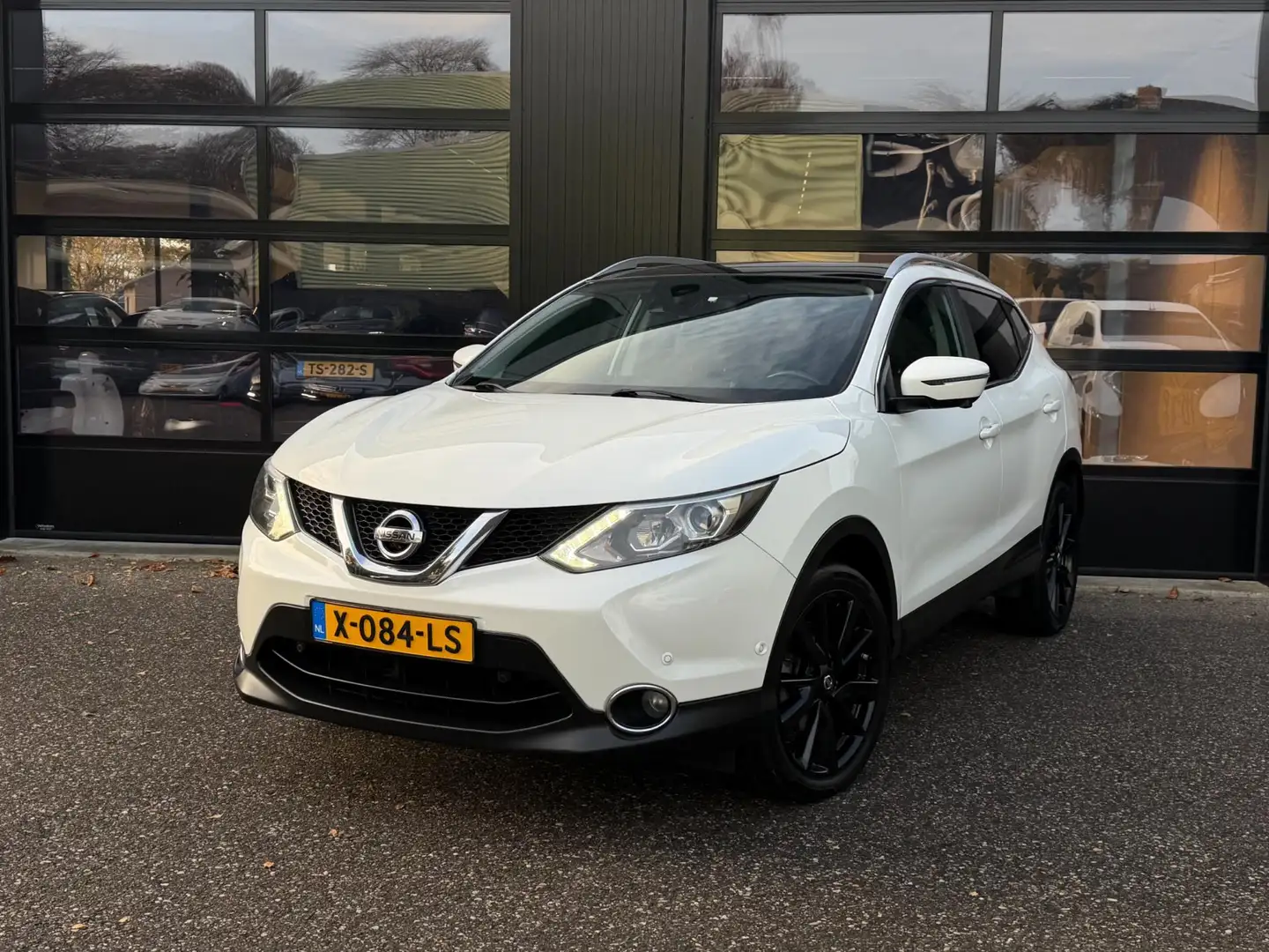 Nissan Qashqai 1.2 Premier Edition Led Navi Pano Camera Leder Weiß - 1