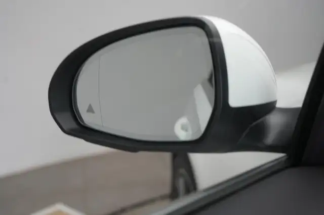 Mercedes-Benz C-Class view 24