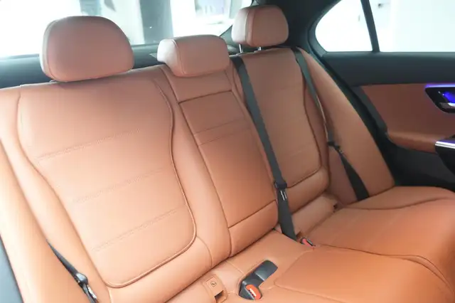 Mercedes-Benz 220 view 12