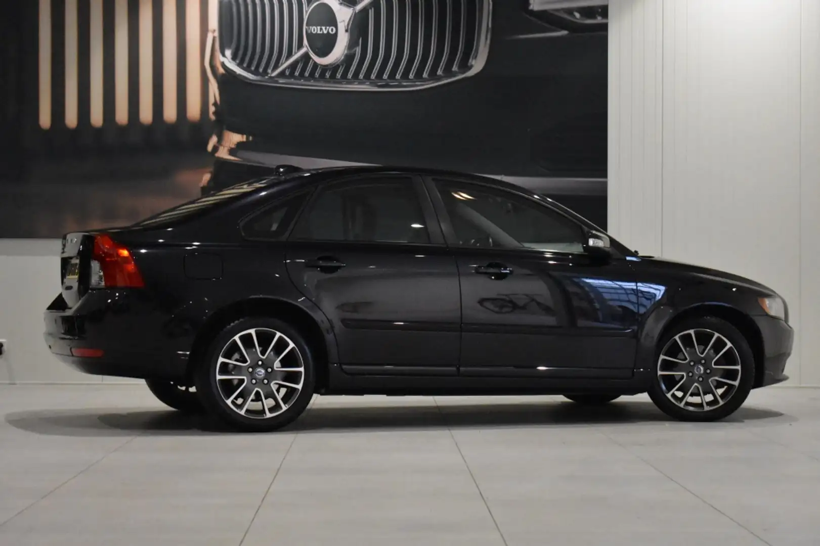 Volvo S40 1.8 125pk Edition II | Dealer OH | Leder | 17'' | Zwart - 2