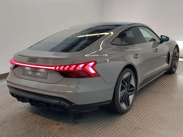 Audi e-tron GT view 8