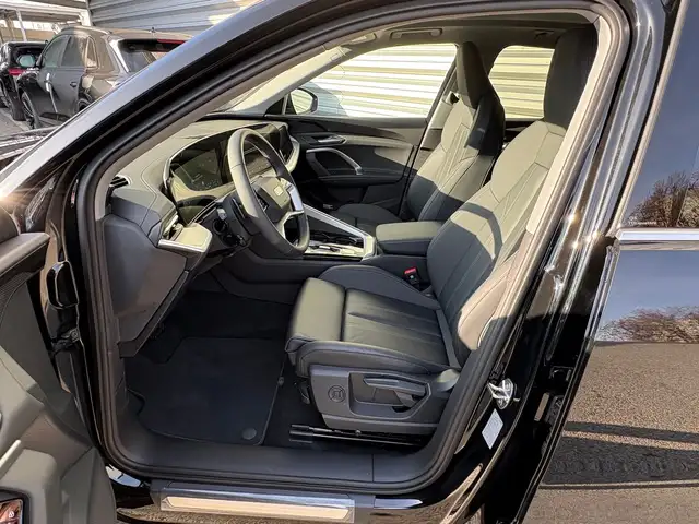 Audi Q5 view 12