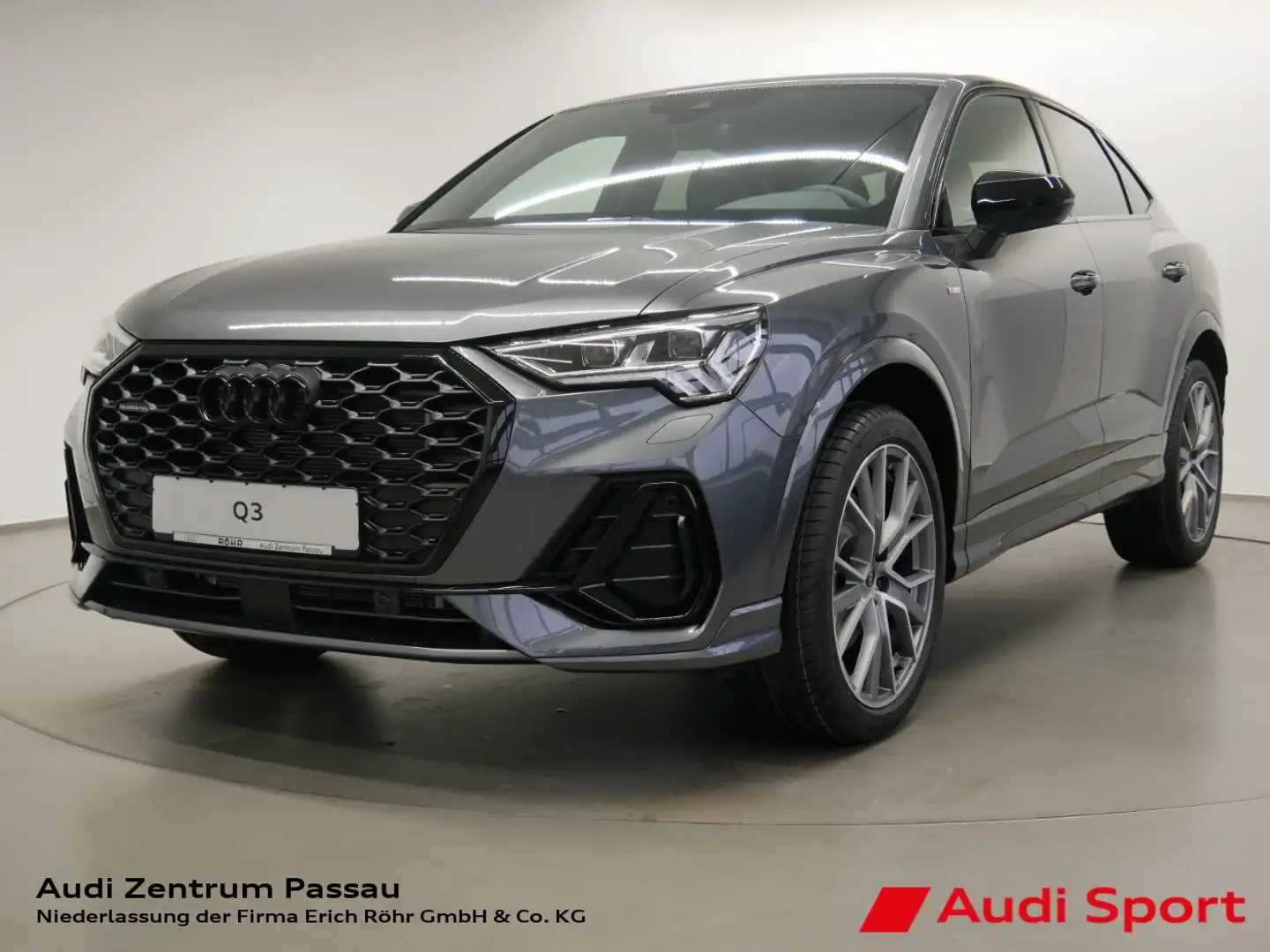 Audi Q3 Sportback 40 TDI quattro S line S tro. MATRIX AHK Grijs - 1