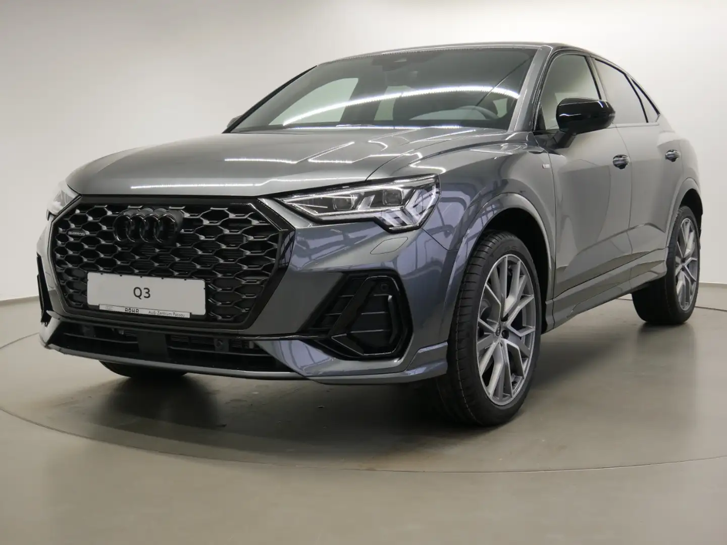 Audi Q3 Sportback 40 TDI quattro S line S tro. MATRIX AHK Grijs - 2