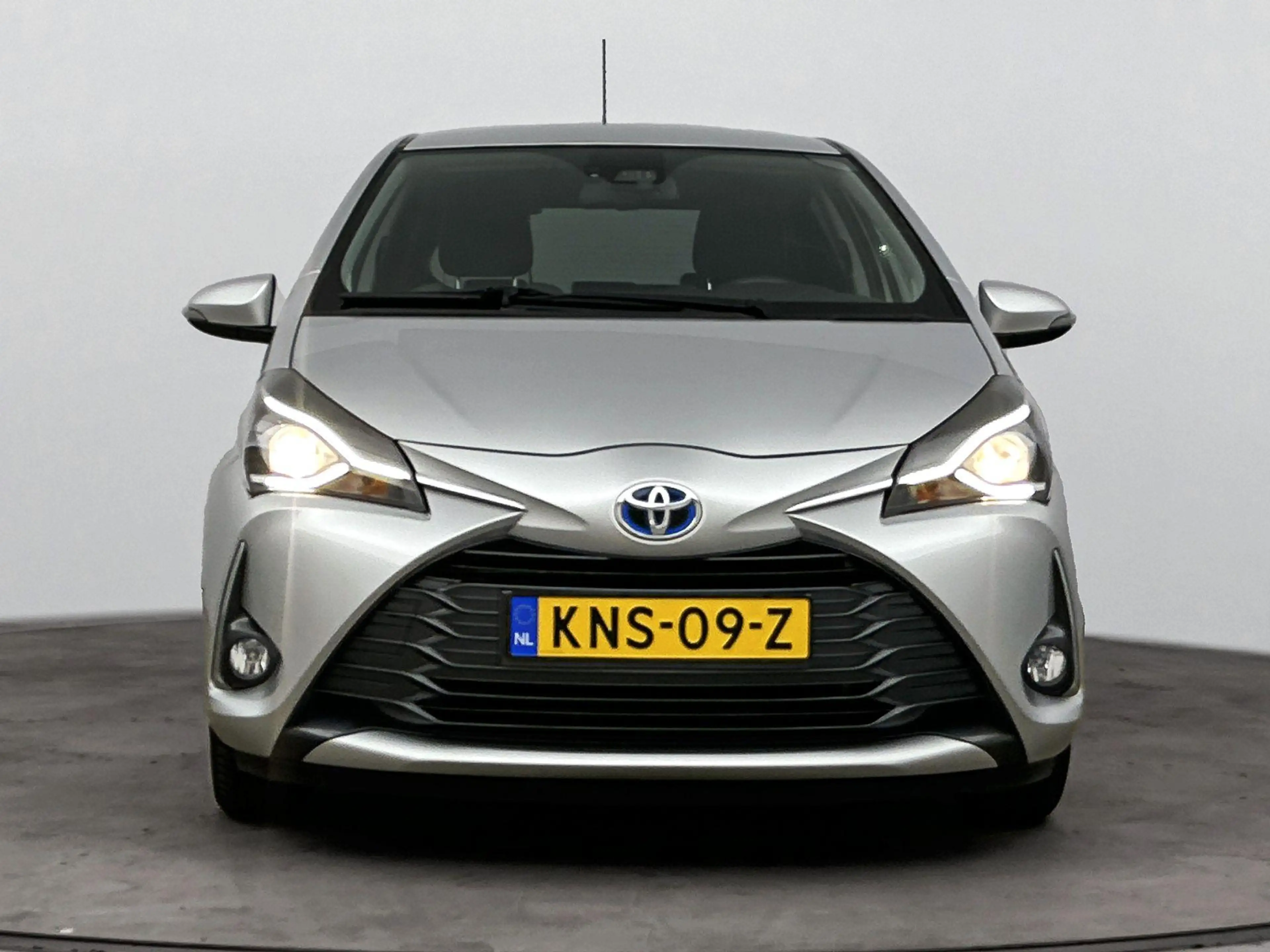 Toyota Yaris 1.5 HYBRID Y20 LIMITED | ALL SEASONS | PDC | CAMER — photo 4
