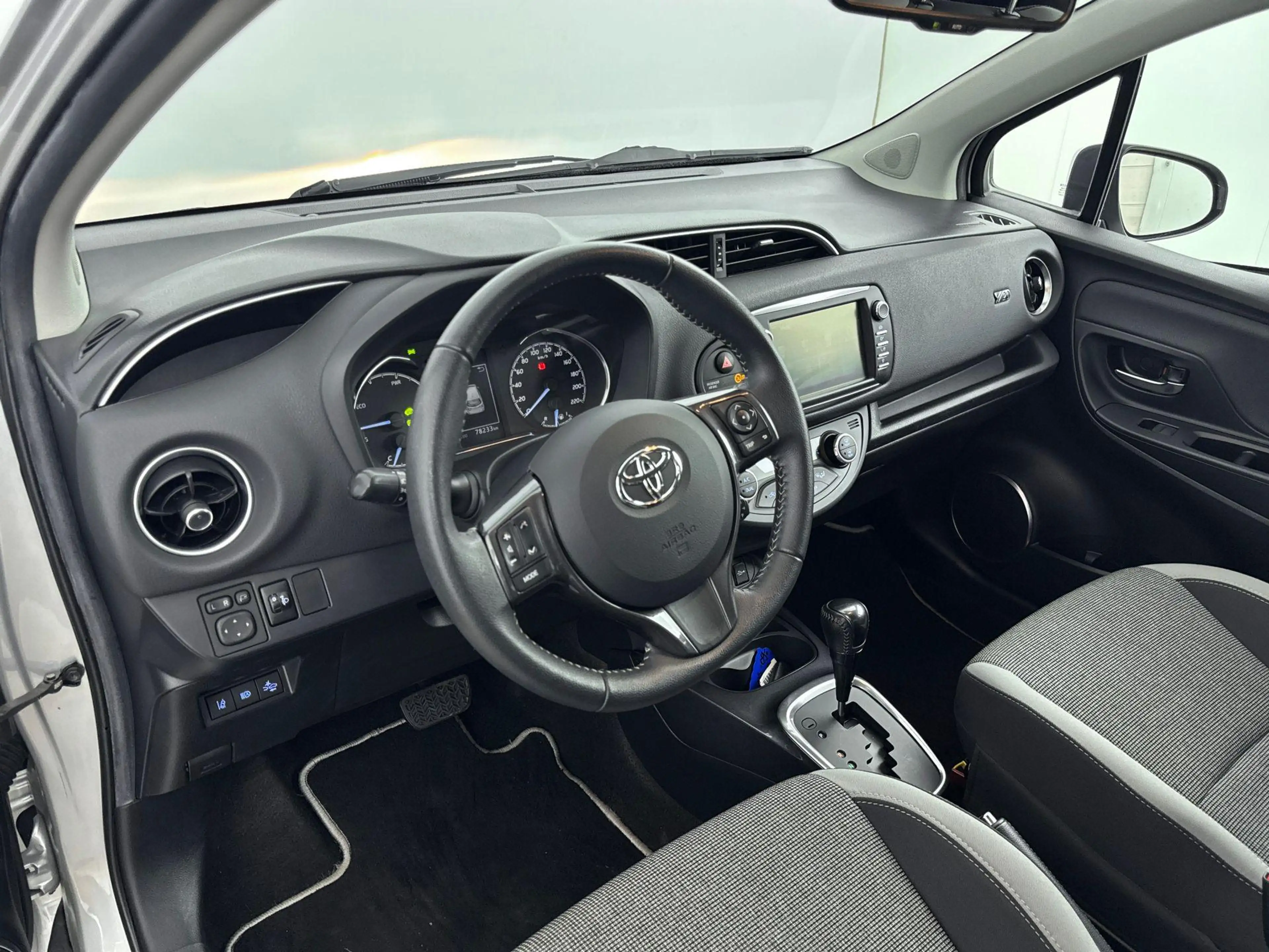 Toyota Yaris 1.5 HYBRID Y20 LIMITED | ALL SEASONS | PDC | CAMER — photo 9